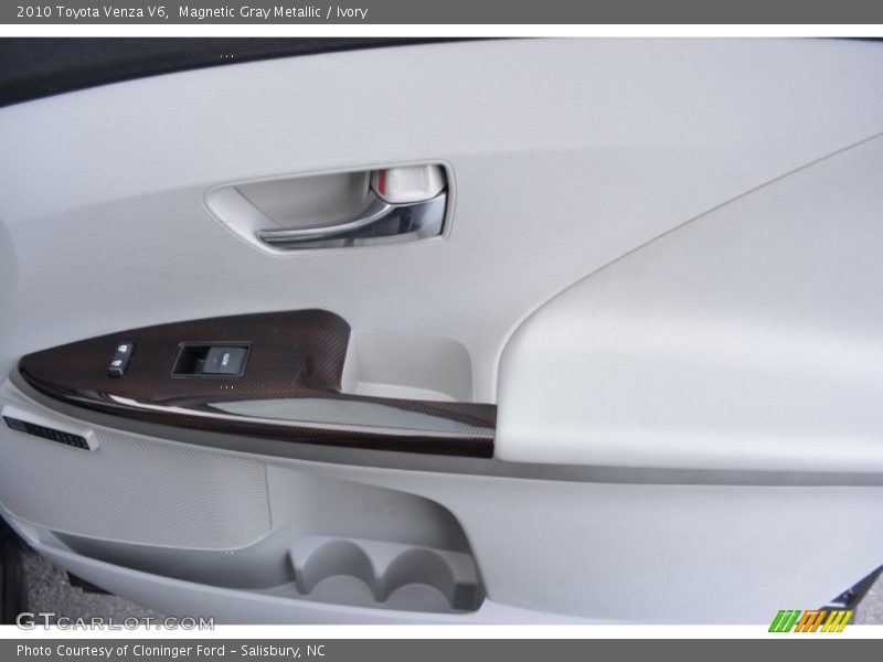 Magnetic Gray Metallic / Ivory 2010 Toyota Venza V6