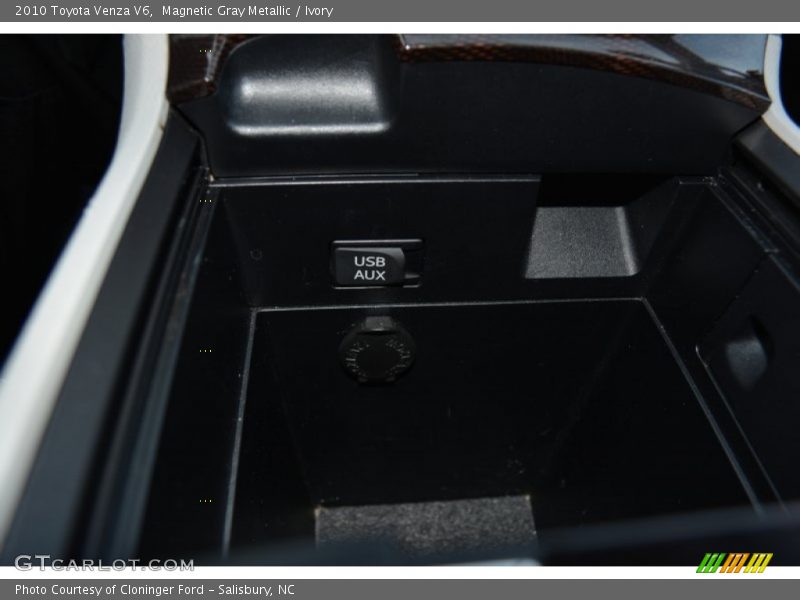 Magnetic Gray Metallic / Ivory 2010 Toyota Venza V6