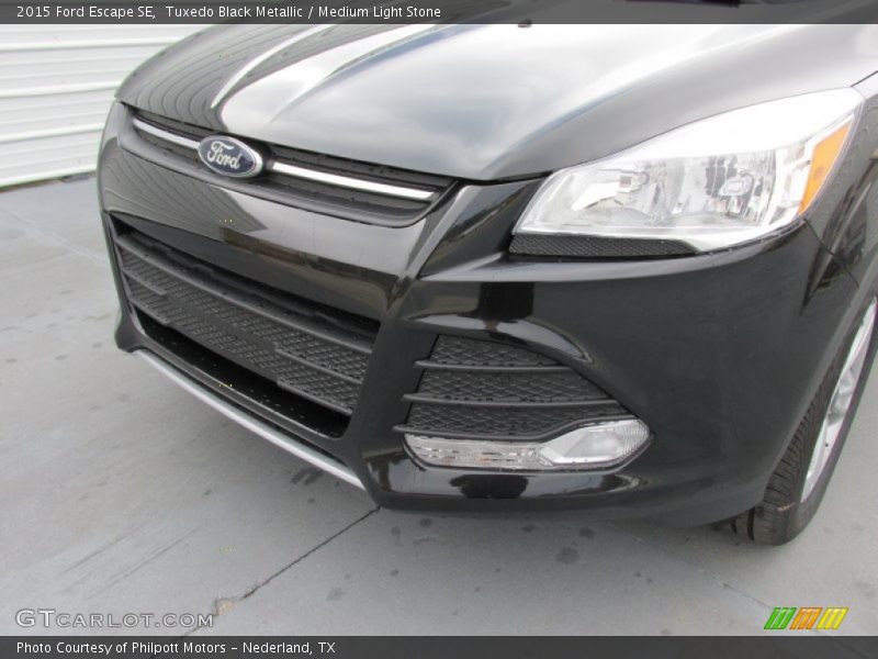 Tuxedo Black Metallic / Medium Light Stone 2015 Ford Escape SE