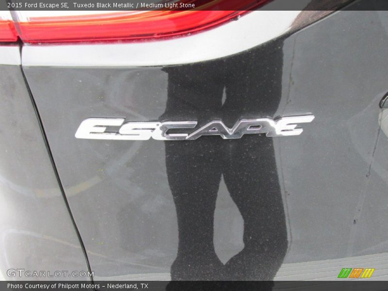 Tuxedo Black Metallic / Medium Light Stone 2015 Ford Escape SE