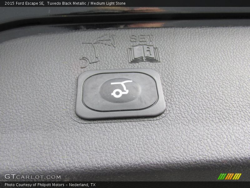 Tuxedo Black Metallic / Medium Light Stone 2015 Ford Escape SE