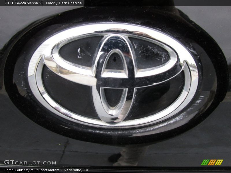 Black / Dark Charcoal 2011 Toyota Sienna SE