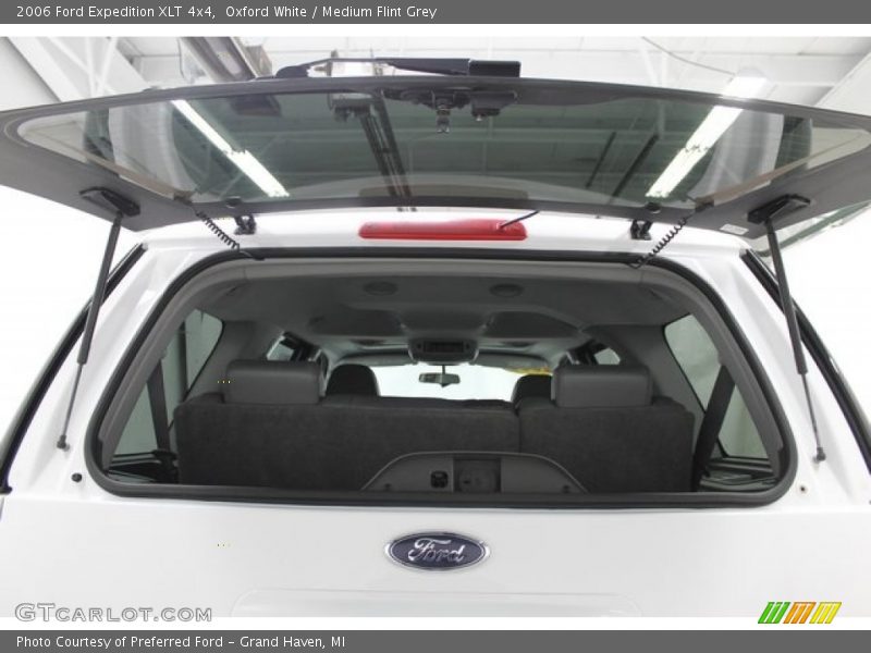 Oxford White / Medium Flint Grey 2006 Ford Expedition XLT 4x4