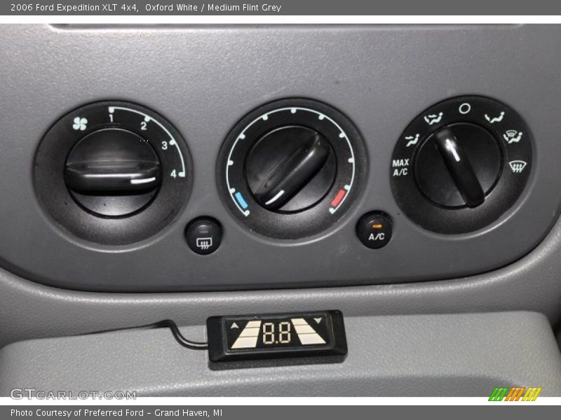 Oxford White / Medium Flint Grey 2006 Ford Expedition XLT 4x4