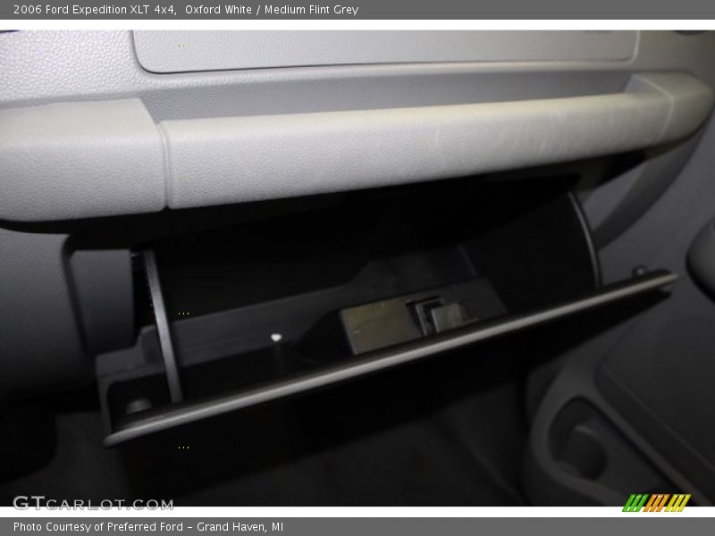 Oxford White / Medium Flint Grey 2006 Ford Expedition XLT 4x4