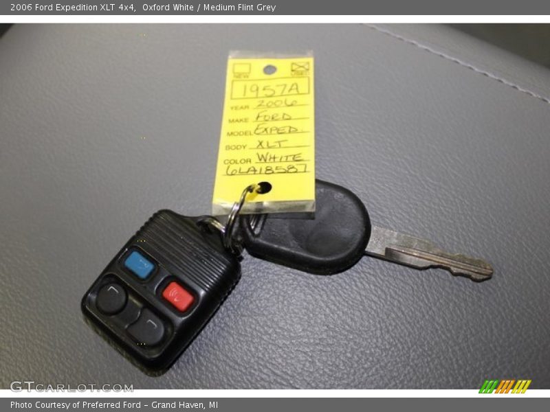 Oxford White / Medium Flint Grey 2006 Ford Expedition XLT 4x4