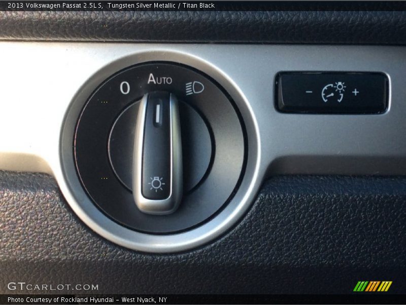 Tungsten Silver Metallic / Titan Black 2013 Volkswagen Passat 2.5L S