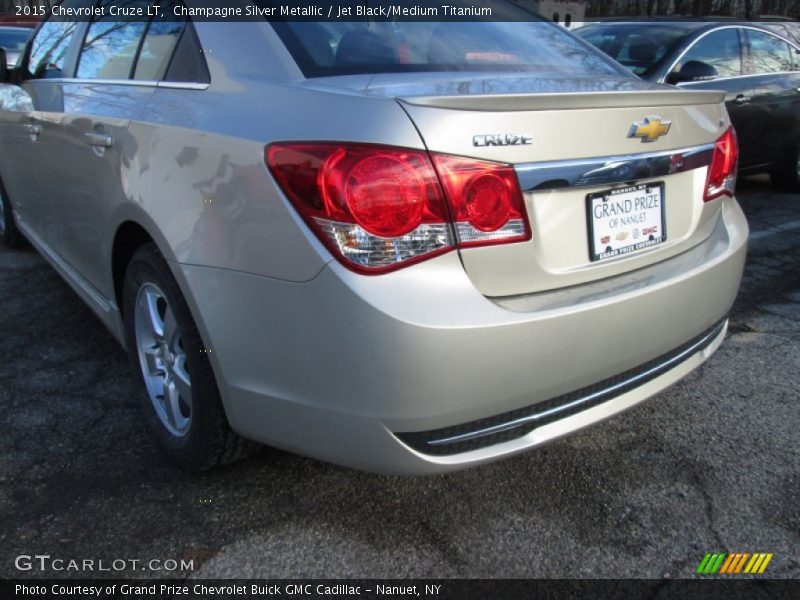 Champagne Silver Metallic / Jet Black/Medium Titanium 2015 Chevrolet Cruze LT