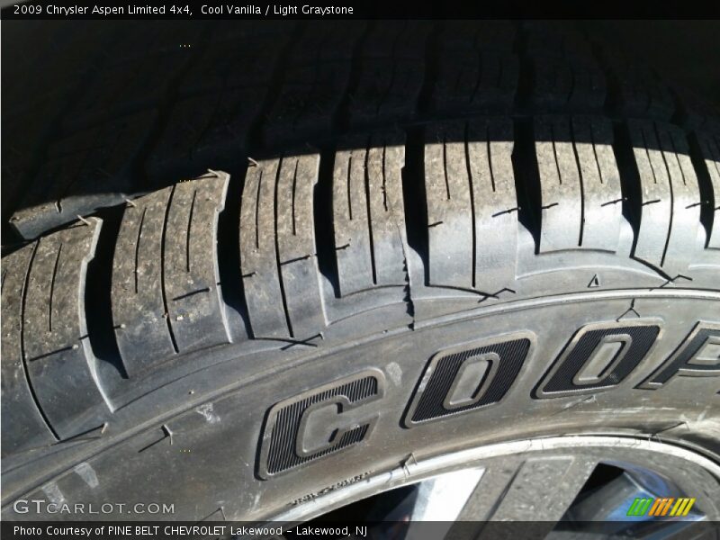 Cool Vanilla / Light Graystone 2009 Chrysler Aspen Limited 4x4