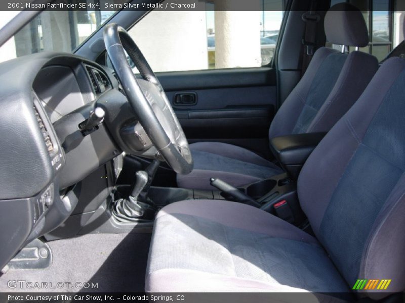 Sierra Silver Metallic / Charcoal 2001 Nissan Pathfinder SE 4x4
