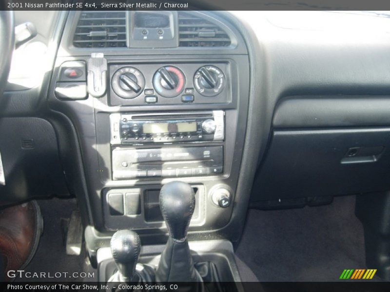 Sierra Silver Metallic / Charcoal 2001 Nissan Pathfinder SE 4x4