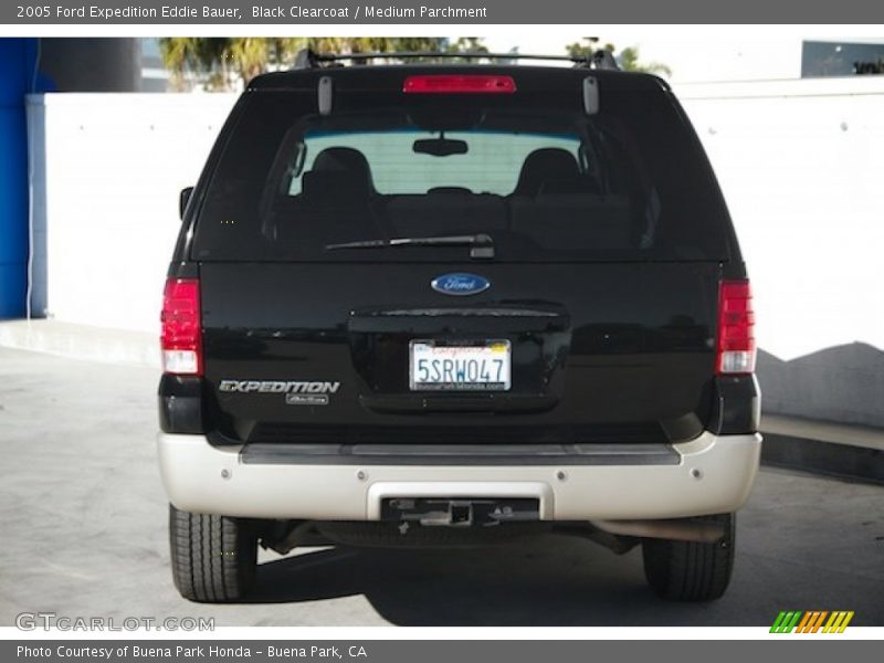 Black Clearcoat / Medium Parchment 2005 Ford Expedition Eddie Bauer