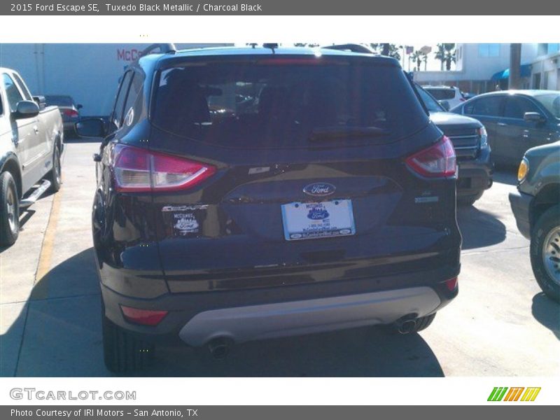 Tuxedo Black Metallic / Charcoal Black 2015 Ford Escape SE