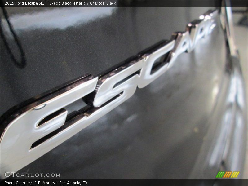 Tuxedo Black Metallic / Charcoal Black 2015 Ford Escape SE