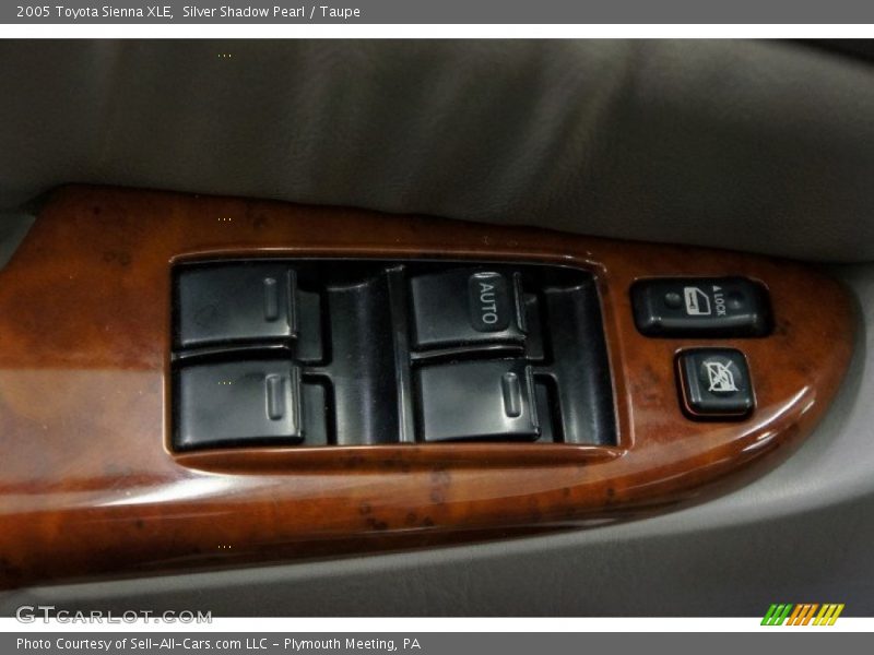 Silver Shadow Pearl / Taupe 2005 Toyota Sienna XLE
