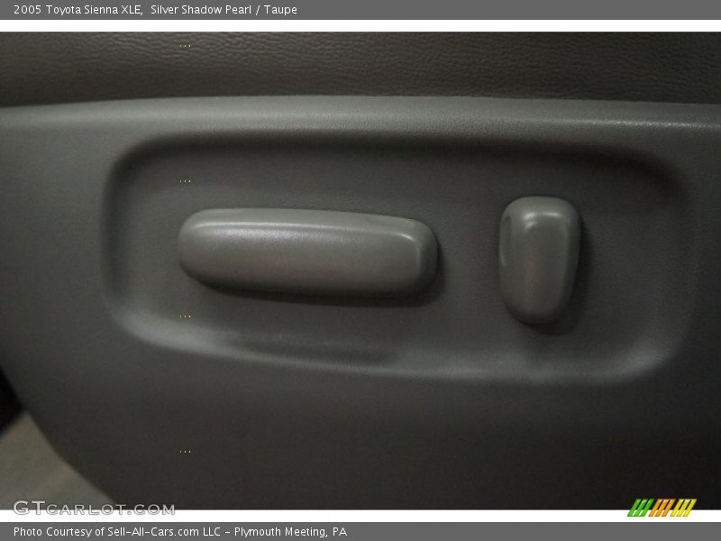 Silver Shadow Pearl / Taupe 2005 Toyota Sienna XLE