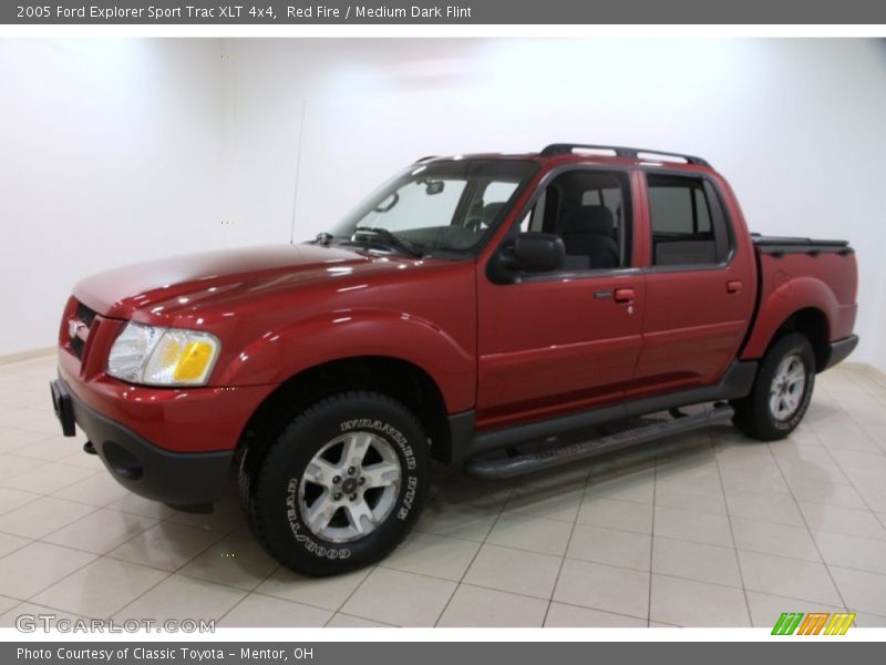 Front 3/4 View of 2005 Explorer Sport Trac XLT 4x4