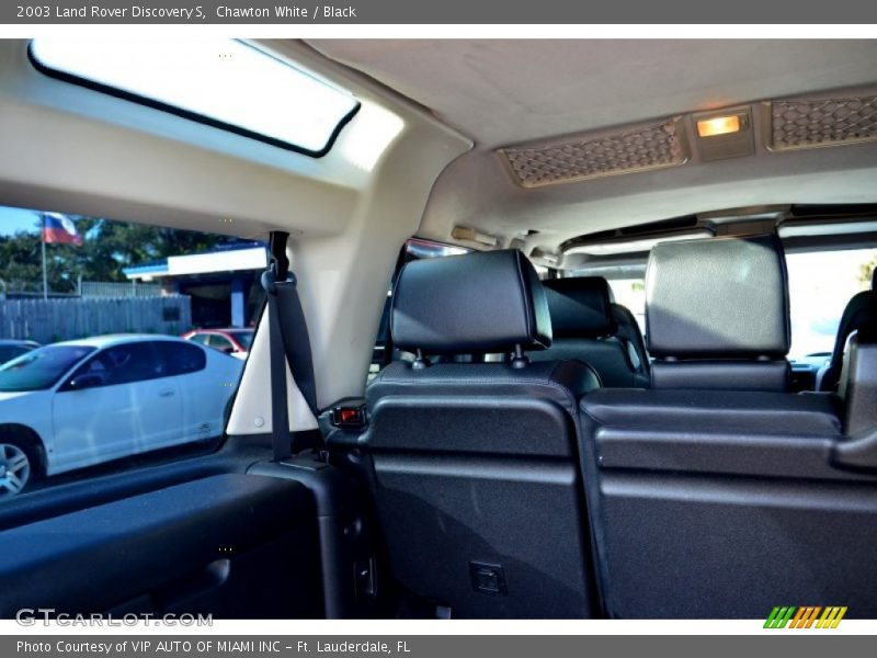 Chawton White / Black 2003 Land Rover Discovery S