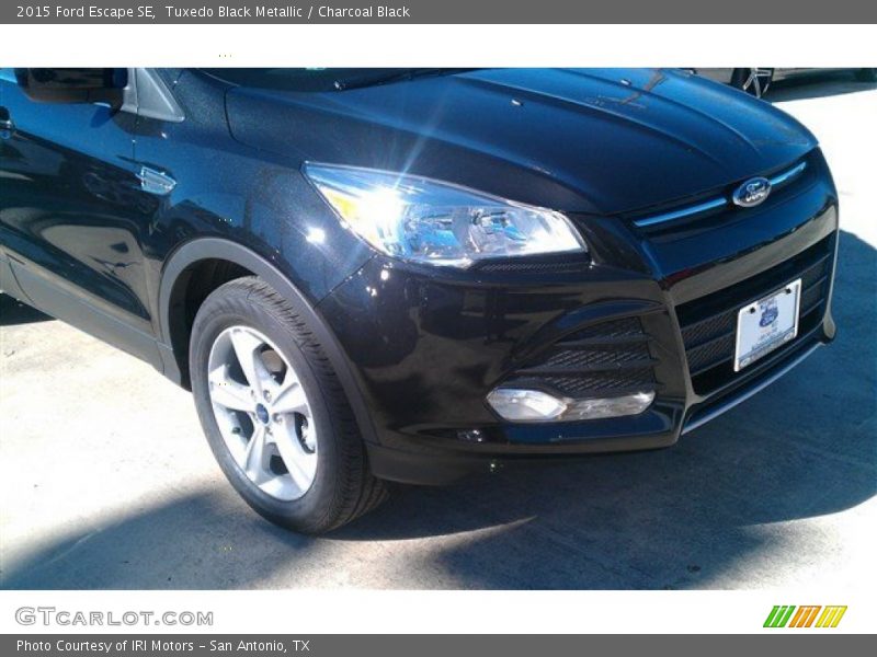 Tuxedo Black Metallic / Charcoal Black 2015 Ford Escape SE