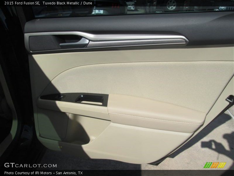 Tuxedo Black Metallic / Dune 2015 Ford Fusion SE