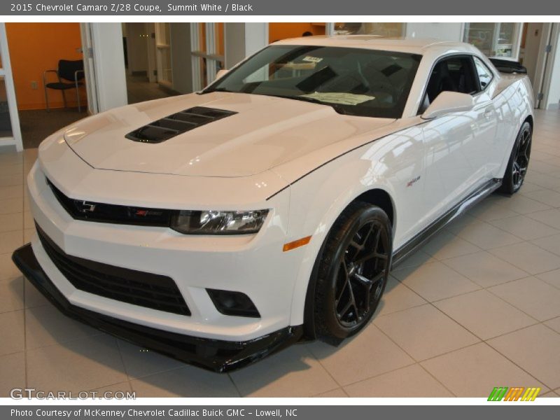 Front 3/4 View of 2015 Camaro Z/28 Coupe
