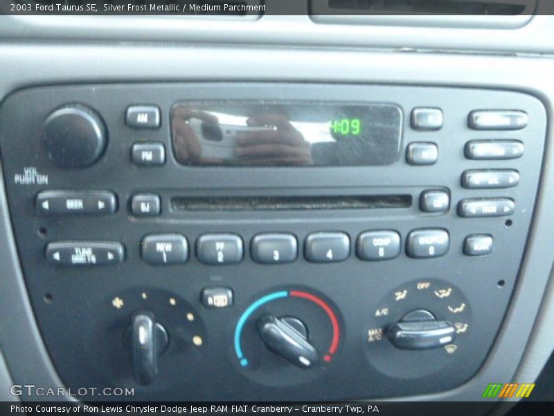 Silver Frost Metallic / Medium Parchment 2003 Ford Taurus SE