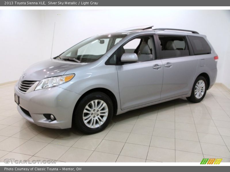 Front 3/4 View of 2013 Sienna XLE