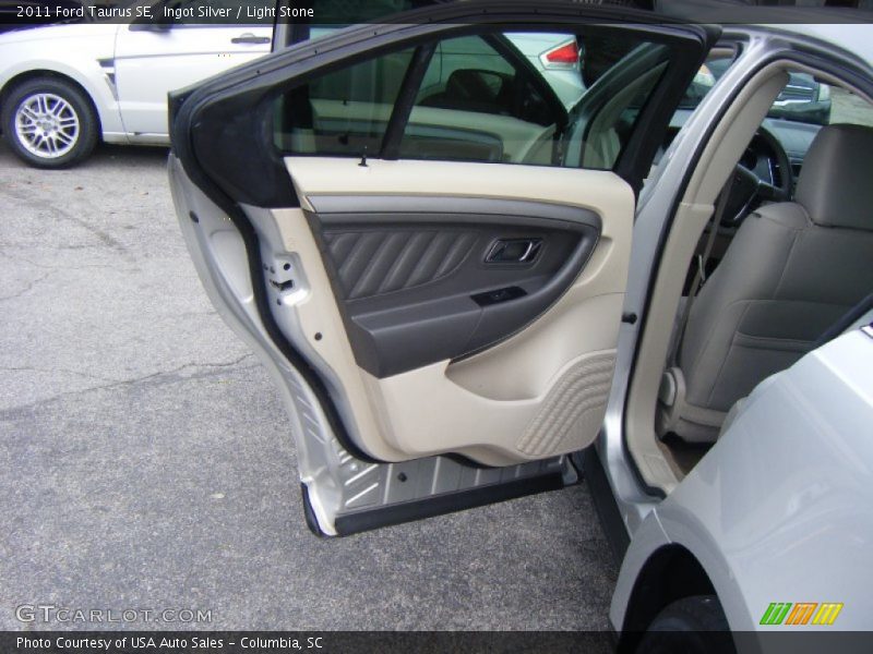 Ingot Silver / Light Stone 2011 Ford Taurus SE