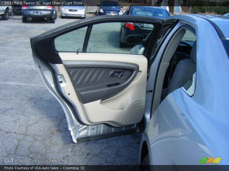 Ingot Silver / Light Stone 2011 Ford Taurus SE