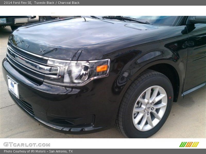 Tuxedo Black / Charcoal Black 2014 Ford Flex SE