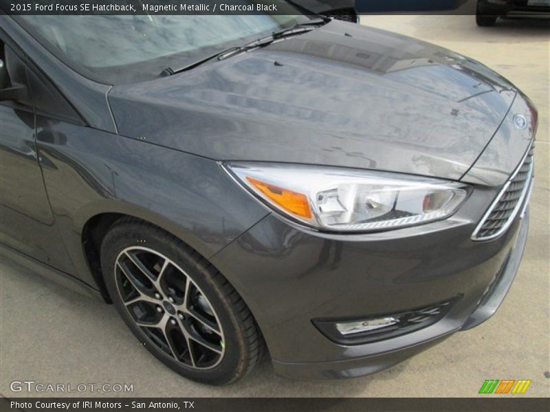 Magnetic Metallic / Charcoal Black 2015 Ford Focus SE Hatchback