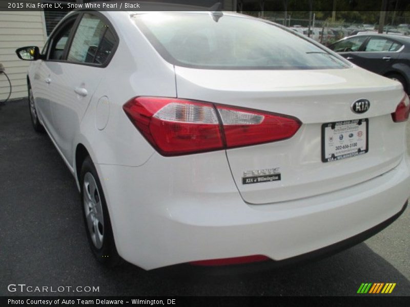 Snow White Pearl / Black 2015 Kia Forte LX