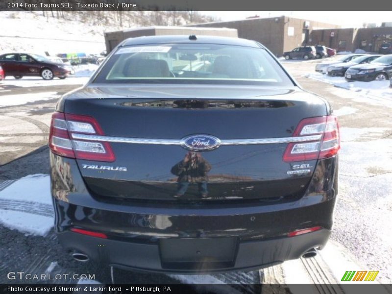 Tuxedo Black / Dune 2014 Ford Taurus SEL