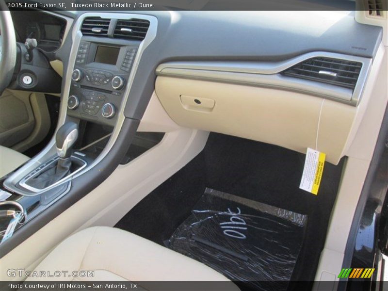 Tuxedo Black Metallic / Dune 2015 Ford Fusion SE
