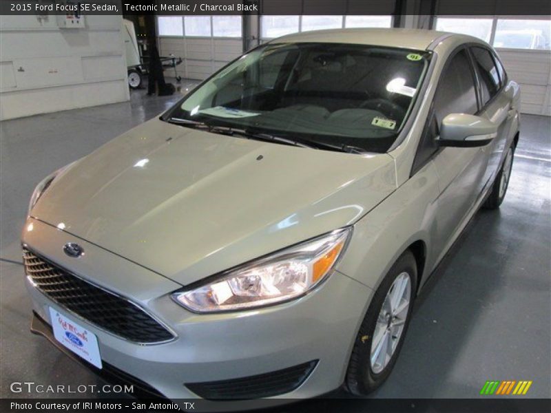 Tectonic Metallic / Charcoal Black 2015 Ford Focus SE Sedan