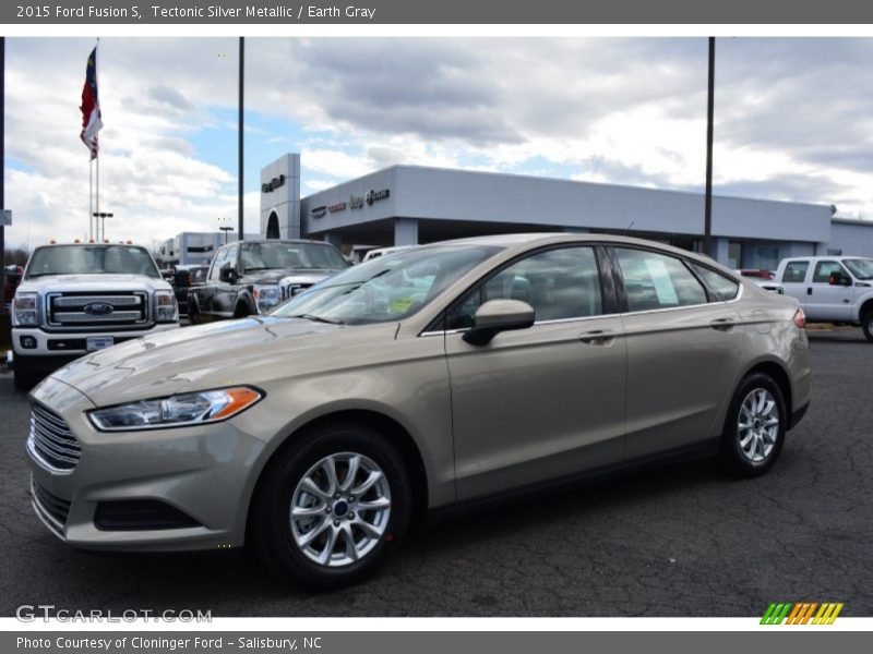 Front 3/4 View of 2015 Fusion S