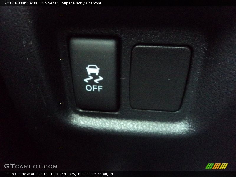 Super Black / Charcoal 2013 Nissan Versa 1.6 S Sedan