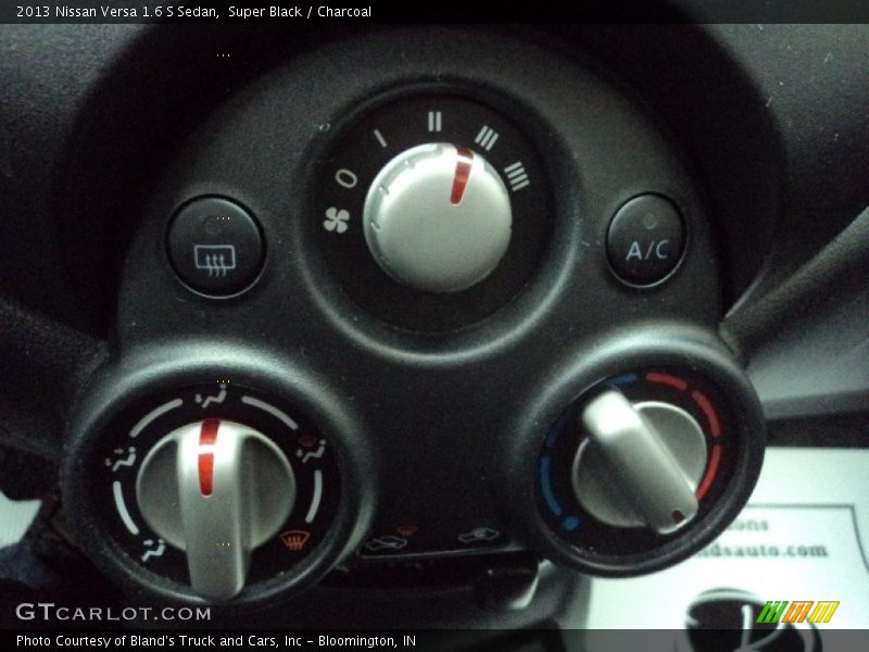 Super Black / Charcoal 2013 Nissan Versa 1.6 S Sedan