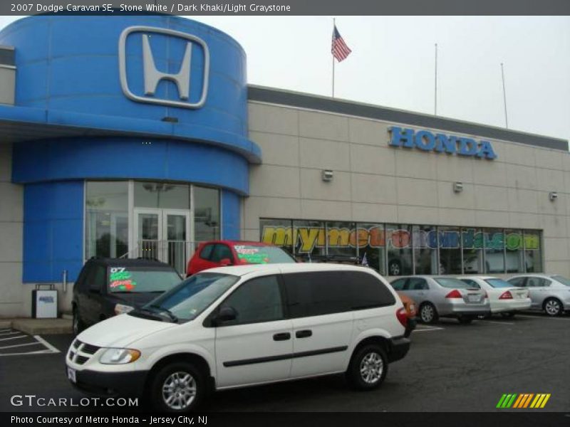 Stone White / Dark Khaki/Light Graystone 2007 Dodge Caravan SE