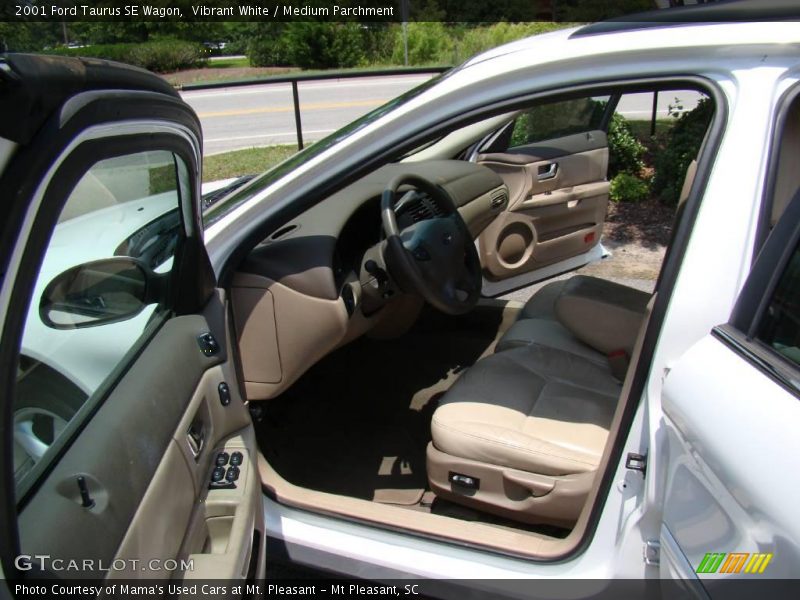 Vibrant White / Medium Parchment 2001 Ford Taurus SE Wagon