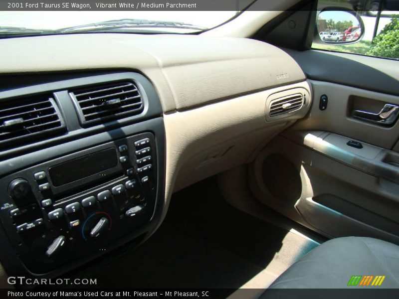 Vibrant White / Medium Parchment 2001 Ford Taurus SE Wagon