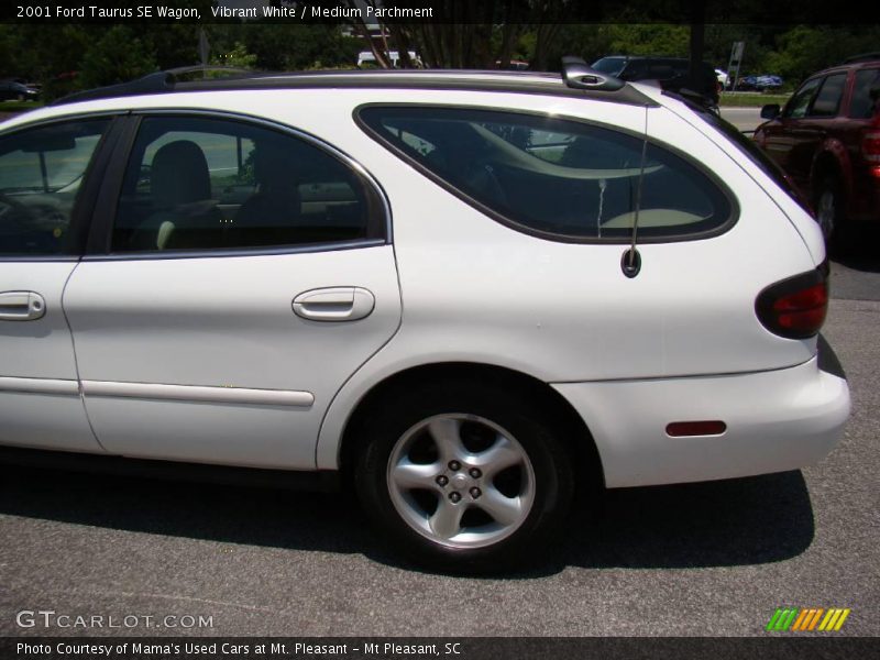 Vibrant White / Medium Parchment 2001 Ford Taurus SE Wagon