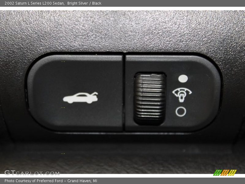Bright Silver / Black 2002 Saturn L Series L200 Sedan