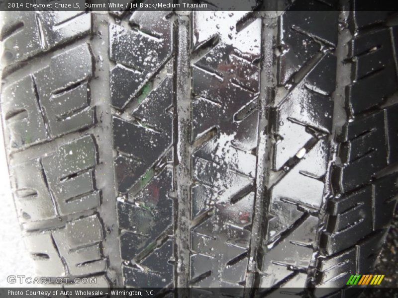 Summit White / Jet Black/Medium Titanium 2014 Chevrolet Cruze LS