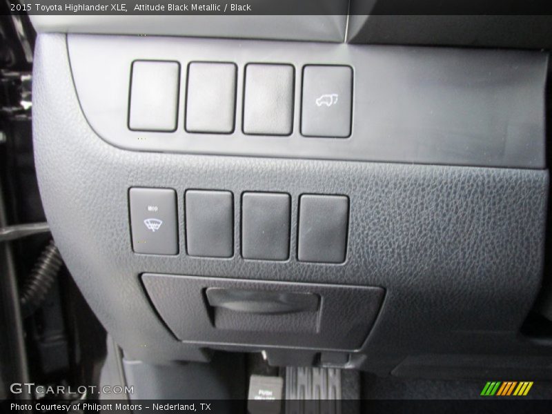 Attitude Black Metallic / Black 2015 Toyota Highlander XLE