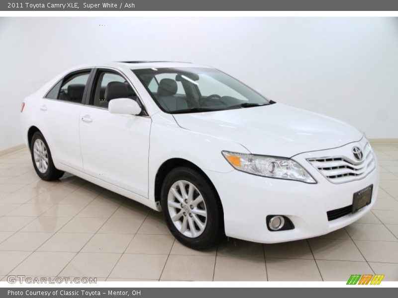 Super White / Ash 2011 Toyota Camry XLE