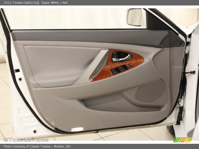 Super White / Ash 2011 Toyota Camry XLE