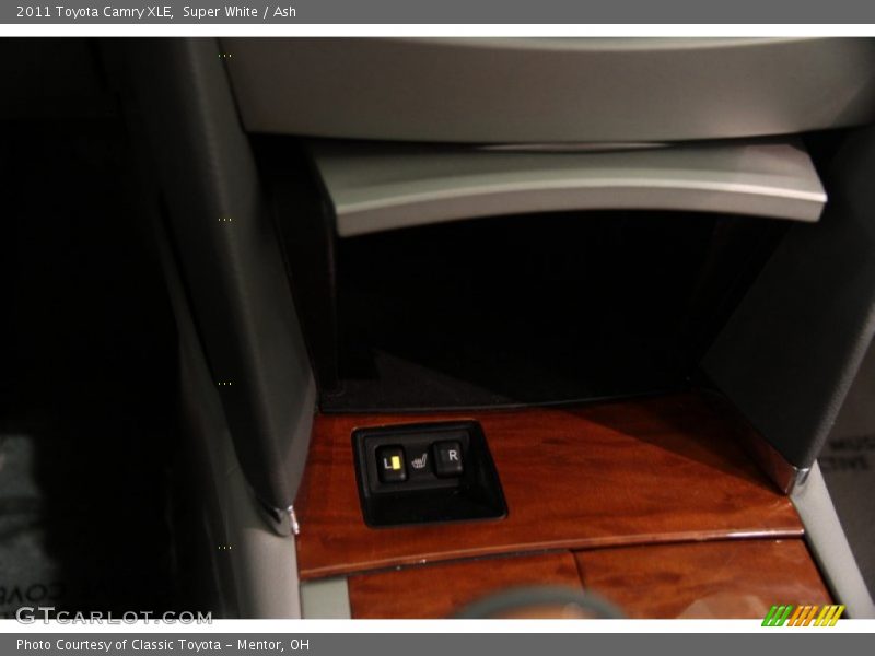 Super White / Ash 2011 Toyota Camry XLE