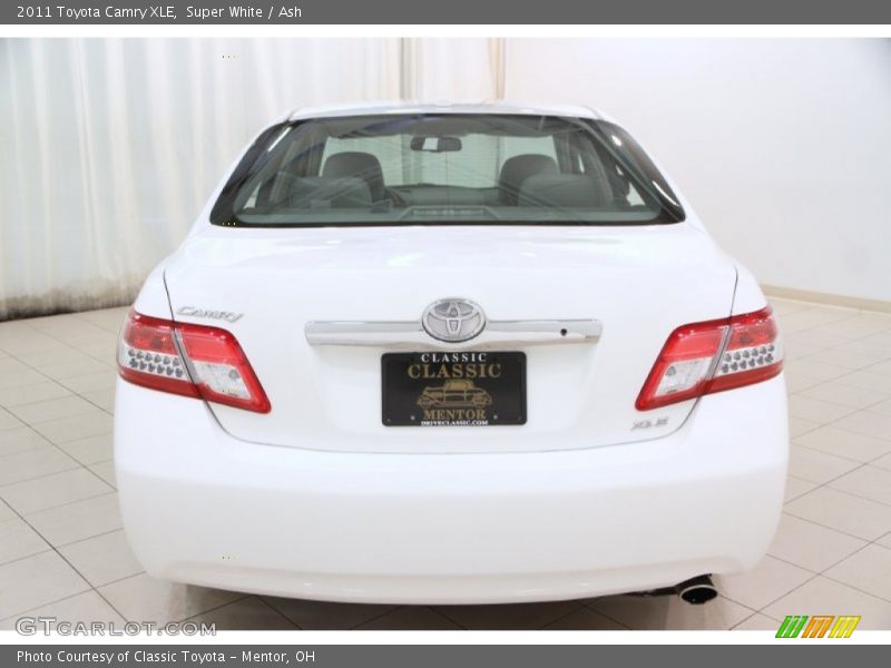 Super White / Ash 2011 Toyota Camry XLE