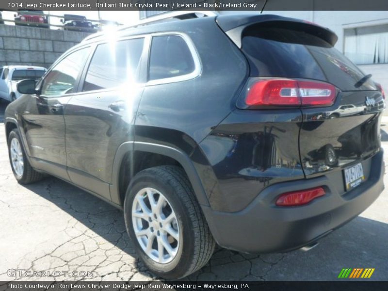 Brilliant Black Crystal Pearl / Iceland - Black/Iceland Gray 2014 Jeep Cherokee Latitude